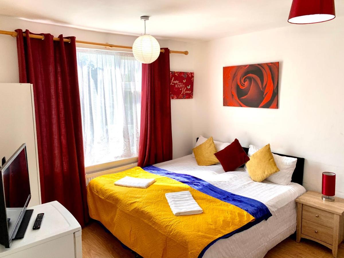 Studio Apartment, Private Bathroom And Parking Ilford Exterior photo