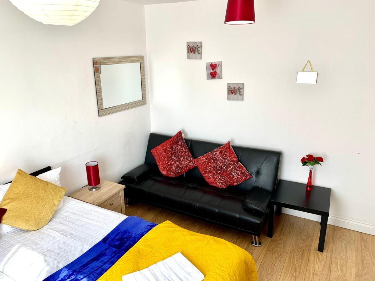 Studio Apartment, Private Bathroom And Parking Ilford Exterior photo