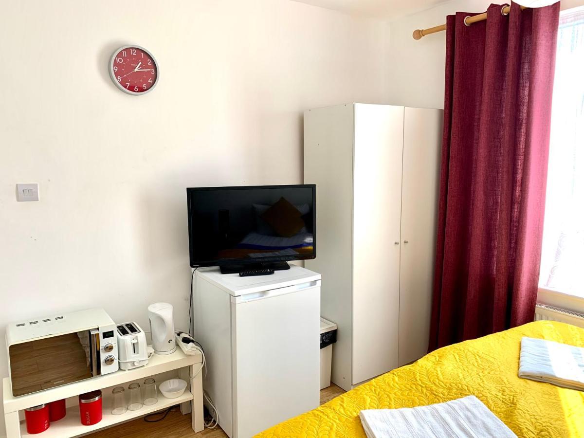 Studio Apartment, Private Bathroom And Parking Ilford Exterior photo
