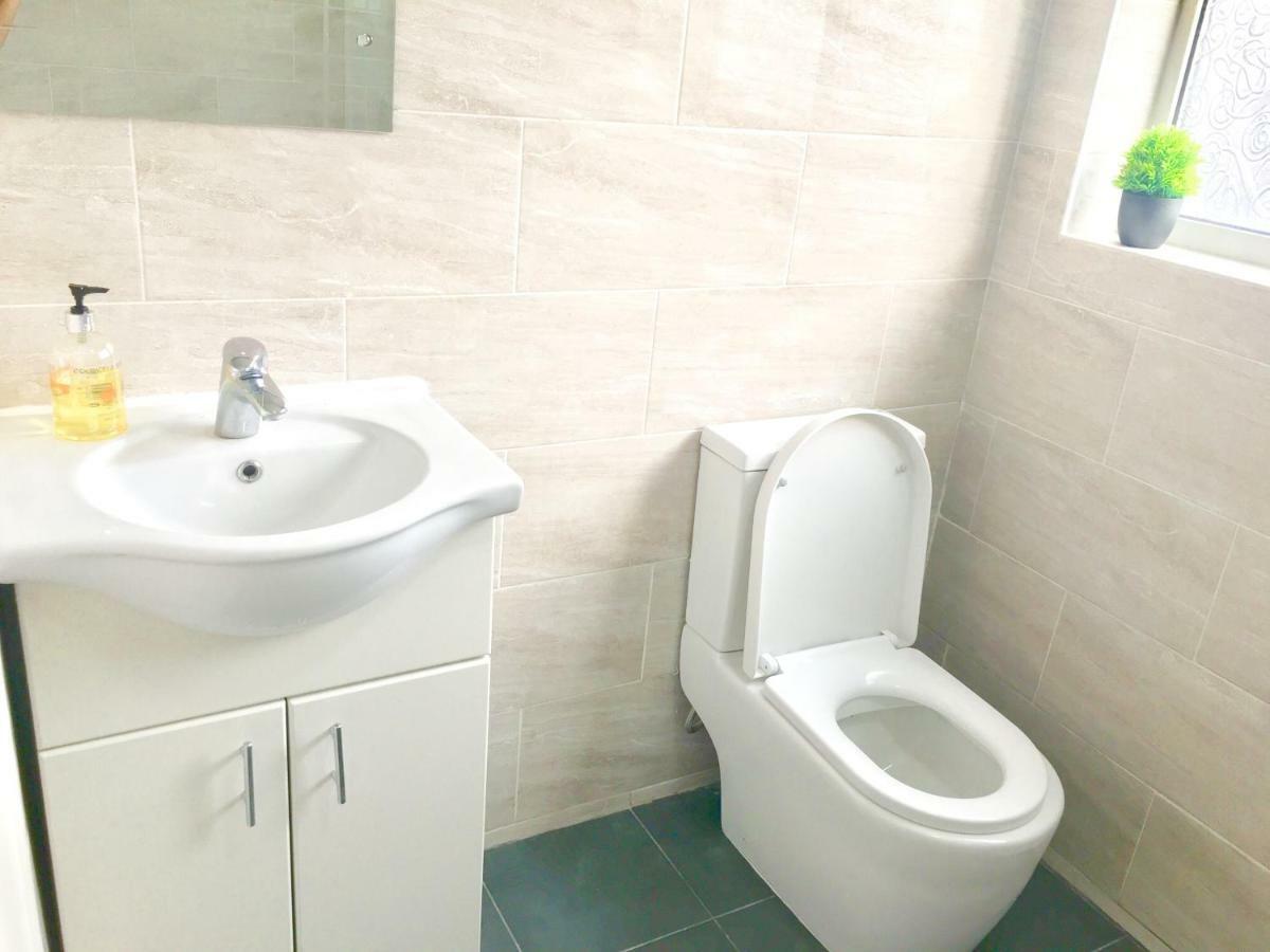 Studio Apartment, Private Bathroom And Parking Ilford Exterior photo