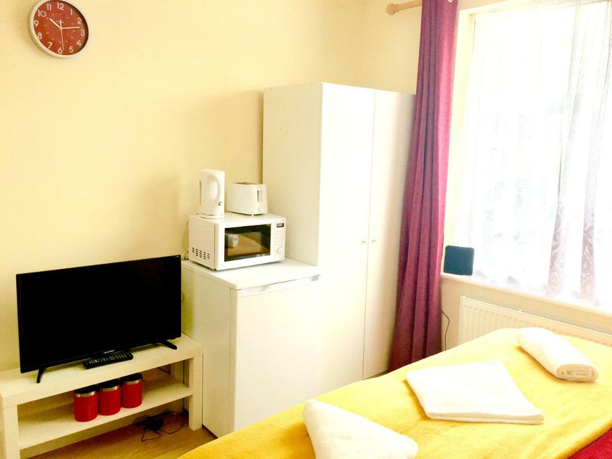 Studio Apartment, Private Bathroom And Parking Ilford Exterior photo
