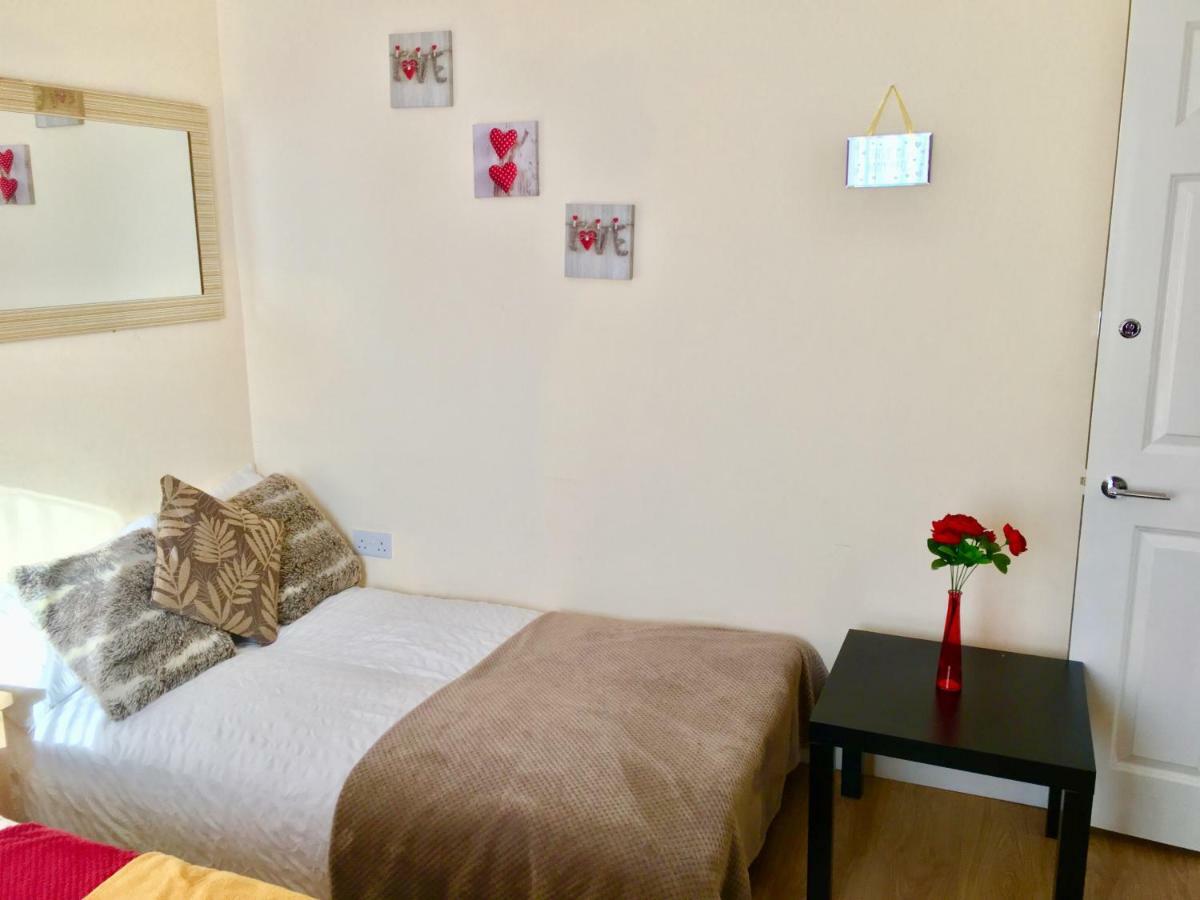 Studio Apartment, Private Bathroom And Parking Ilford Exterior photo